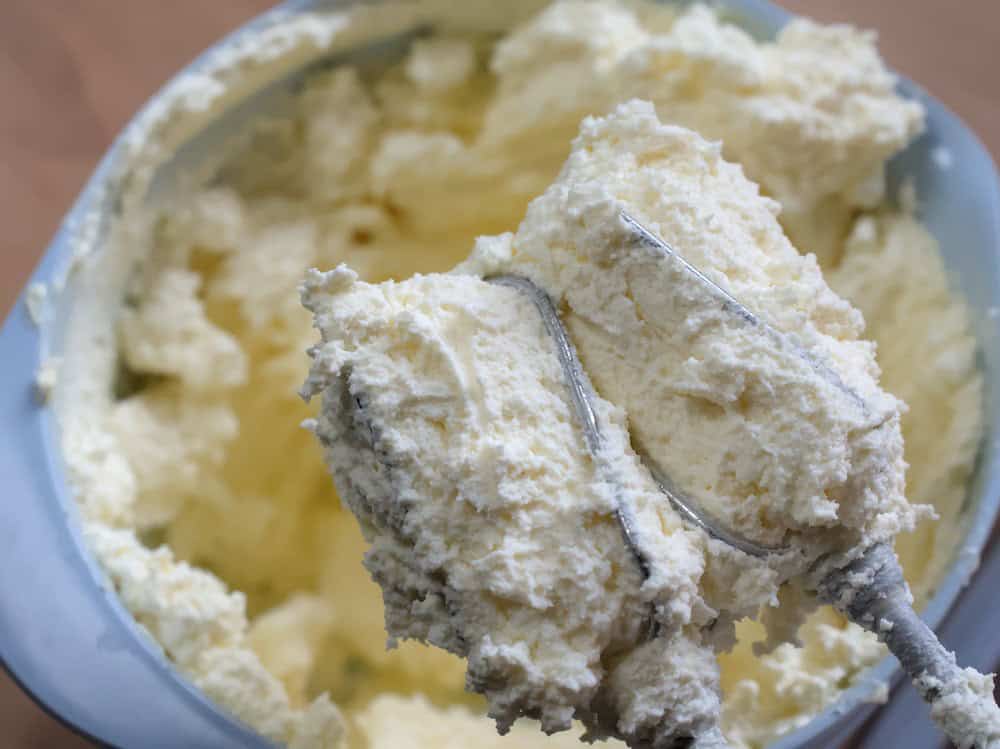 closeup of finished maple cream cheese frosting