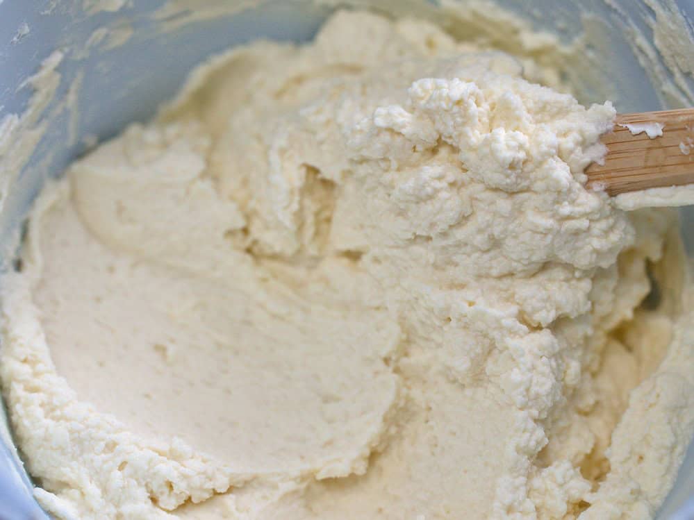 closeup of finished maple cream cheese frosting